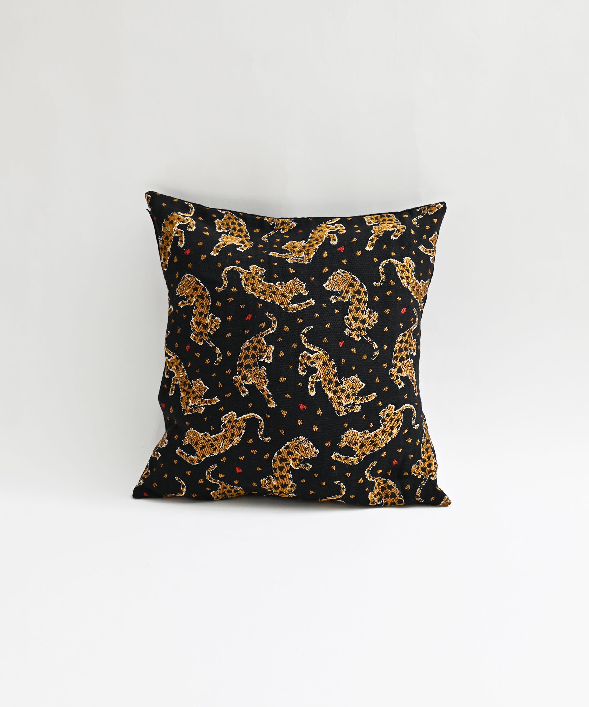 BASIC AND ACCENT】Leopard クッションカバー M – BASIC AND ACCENT