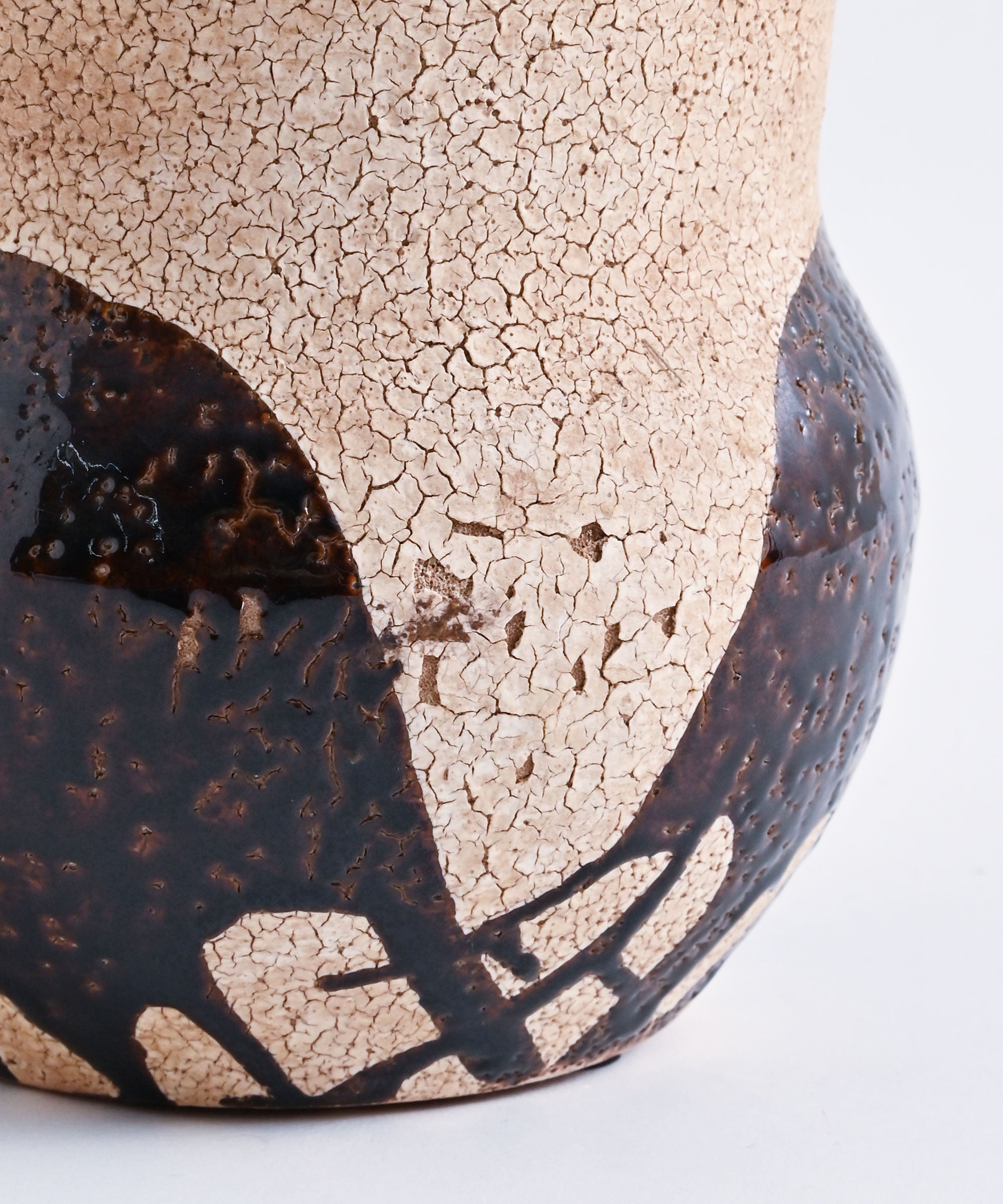 表面にヒビ割れがある場合がございます。