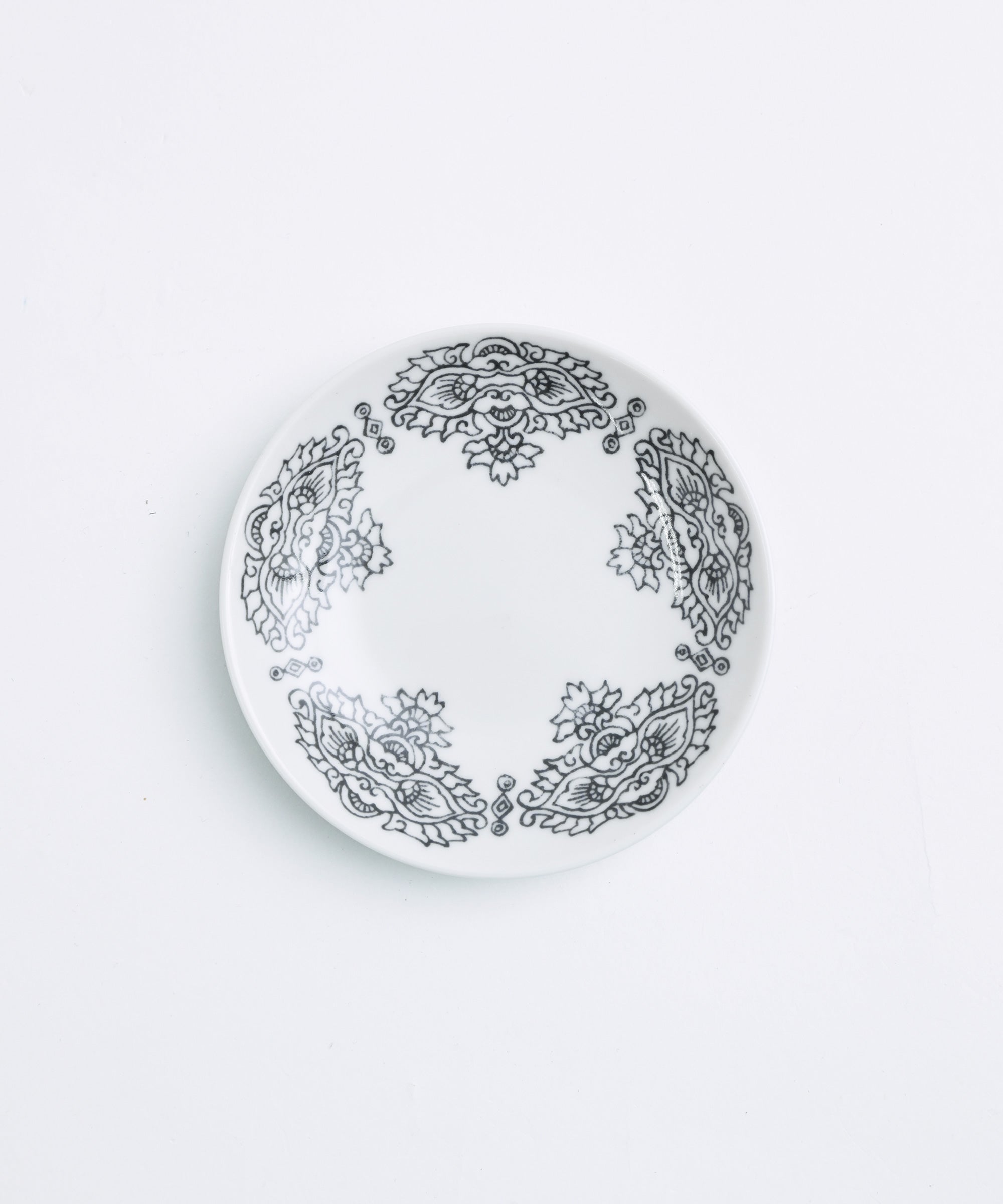 瀬貞製陶所】五方唐花 COMMON 小皿 – BASIC AND ACCENT ONLINE STORE