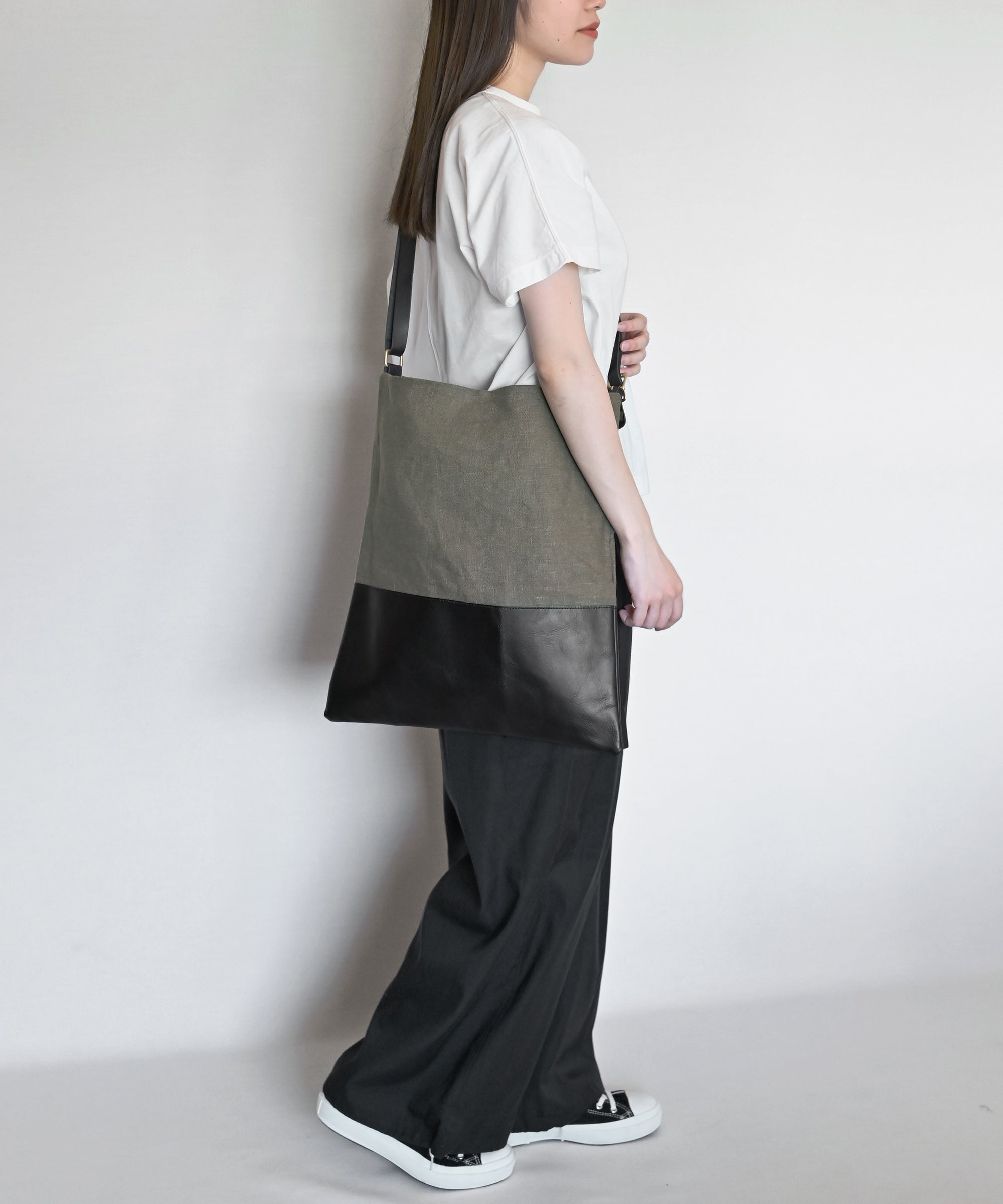ハンドメイドリネン服　とスマホショルダーバック2点 リネン&レザー2 ショルダーバッグ – BASIC AND ACCENT ONLINE STORE