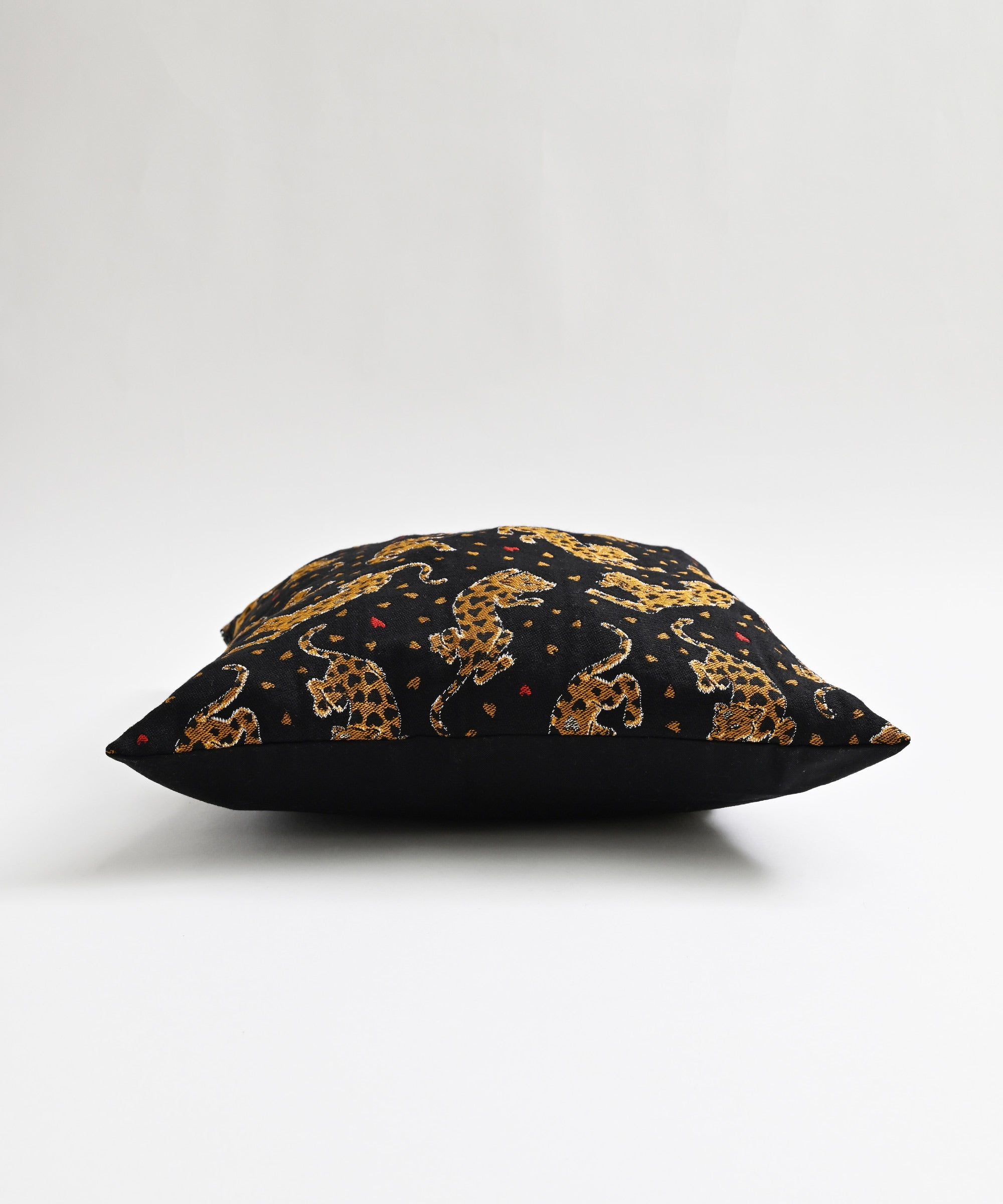 BASIC AND ACCENT】Leopard クッションカバー M – BASIC AND ACCENT
