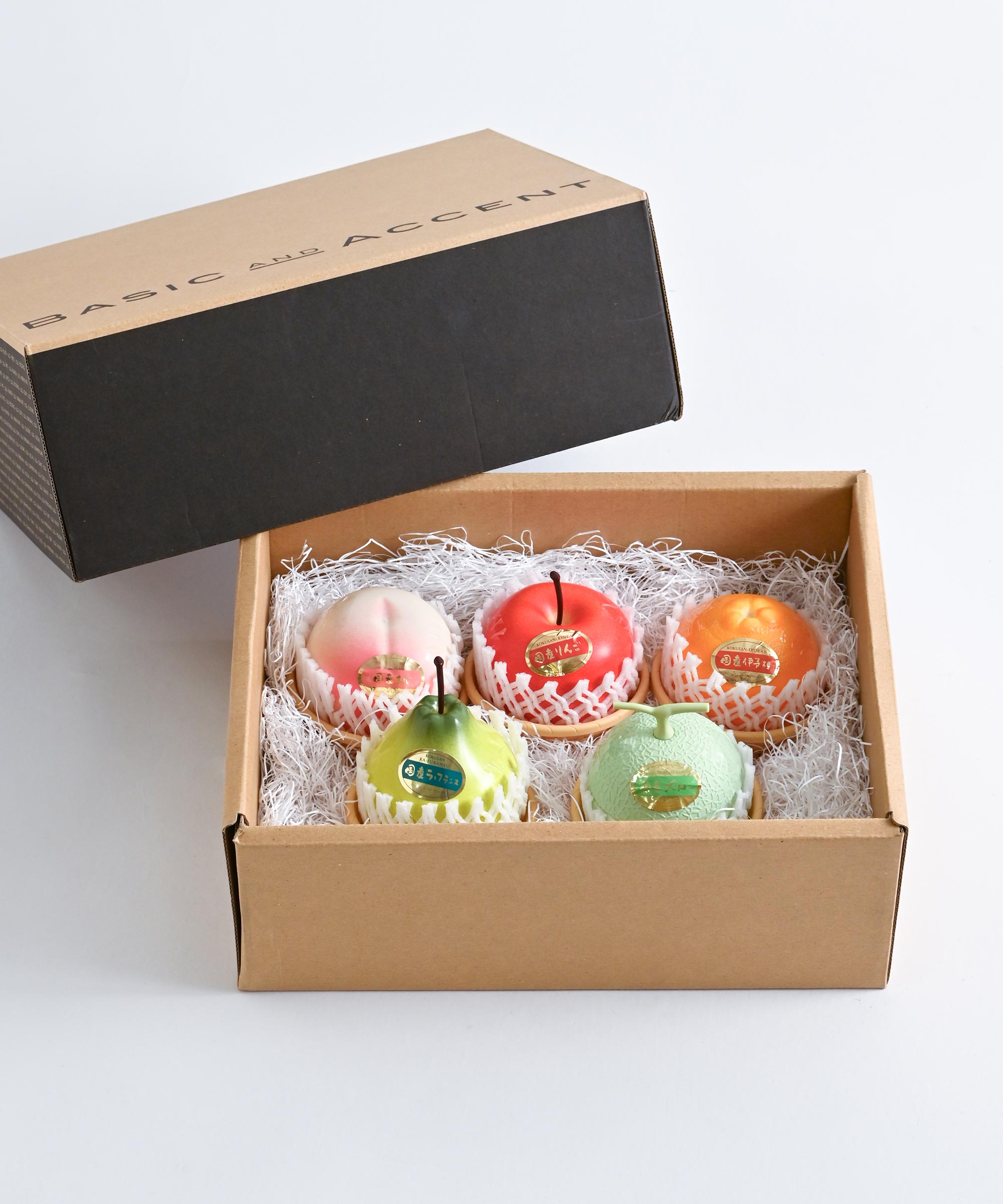 ギフトラッピングBOXに入れてお届けします。
