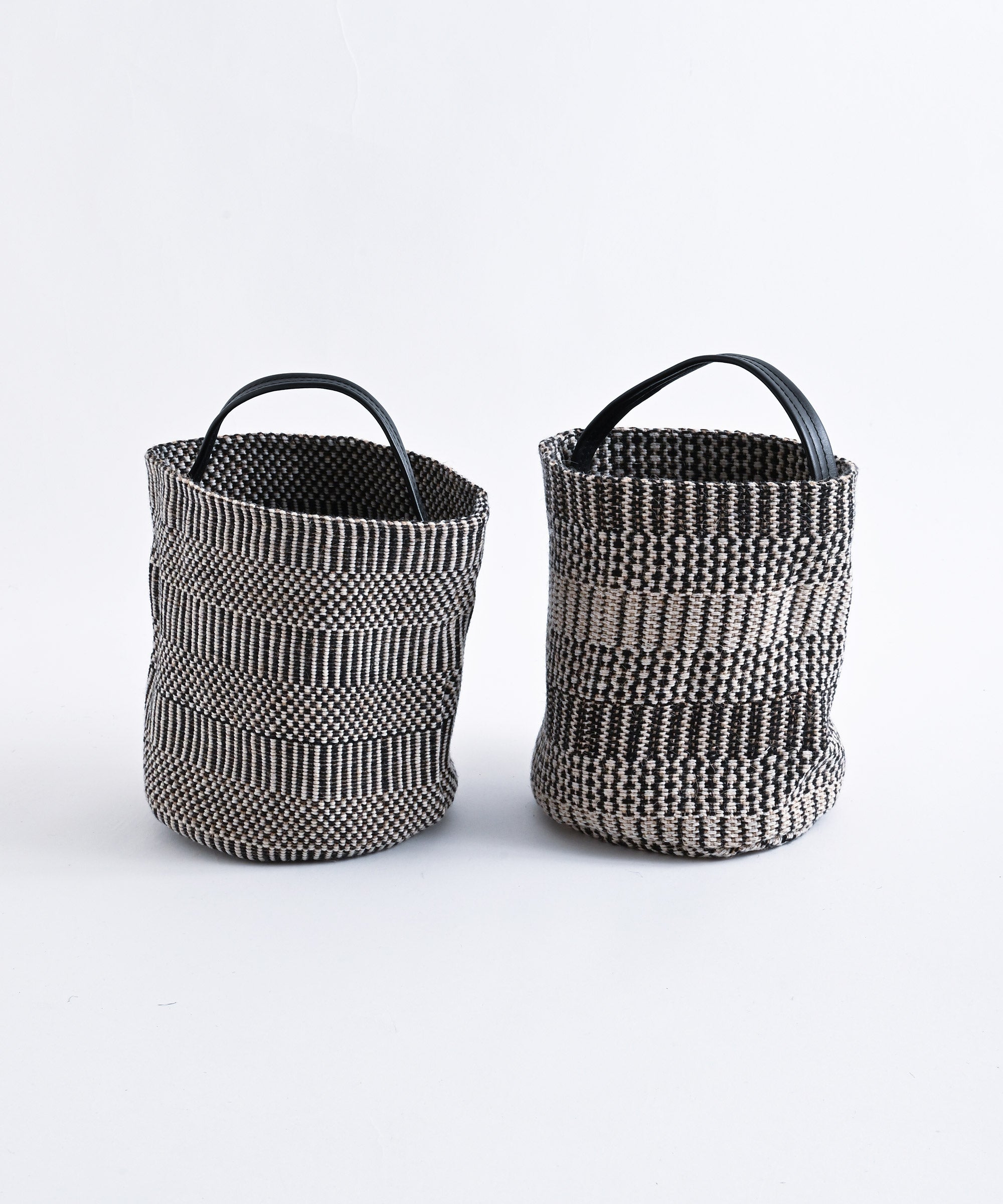 左：A (Dobi Stripe)、右：B (Dobi Flower)