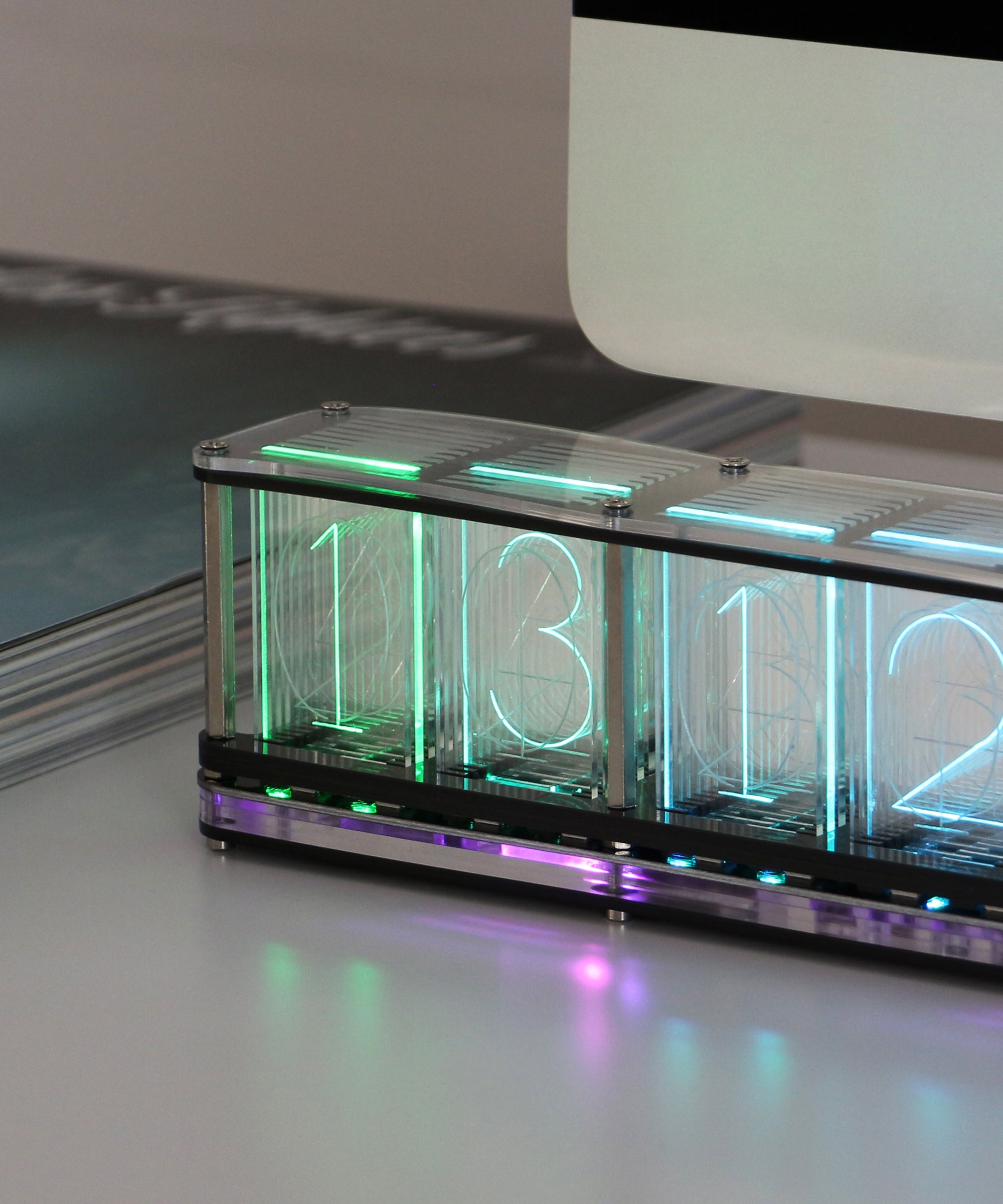 UNCOMMON CARRY】 RGB チューブクロック ニキシー管時計モチーフ