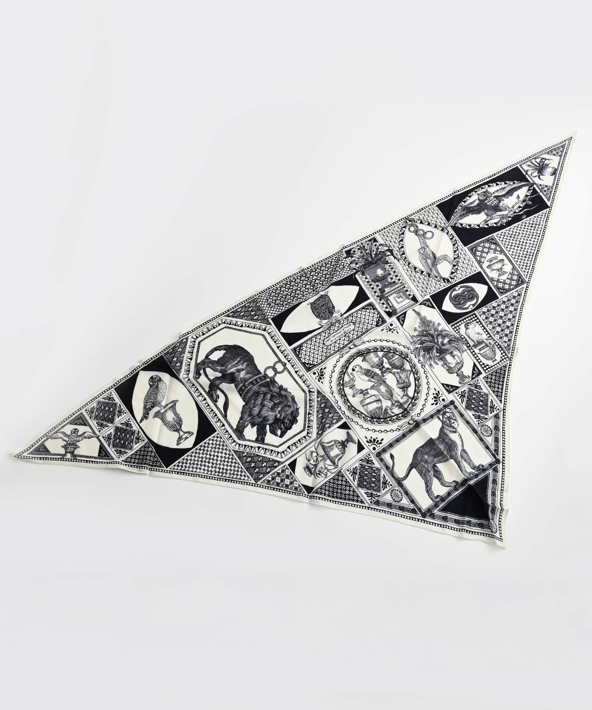 INOUI EDITIONS(イヌイ・エディション)】TRIANGLE SCARF – BASIC AND