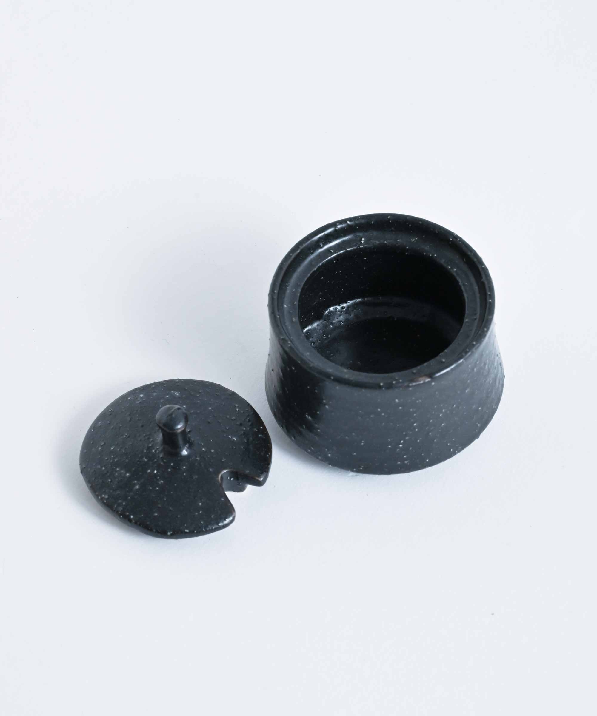 弘山陶苑】黒唐津 カラシ入れ 薬味入れ さじ穴付き – BASIC AND
