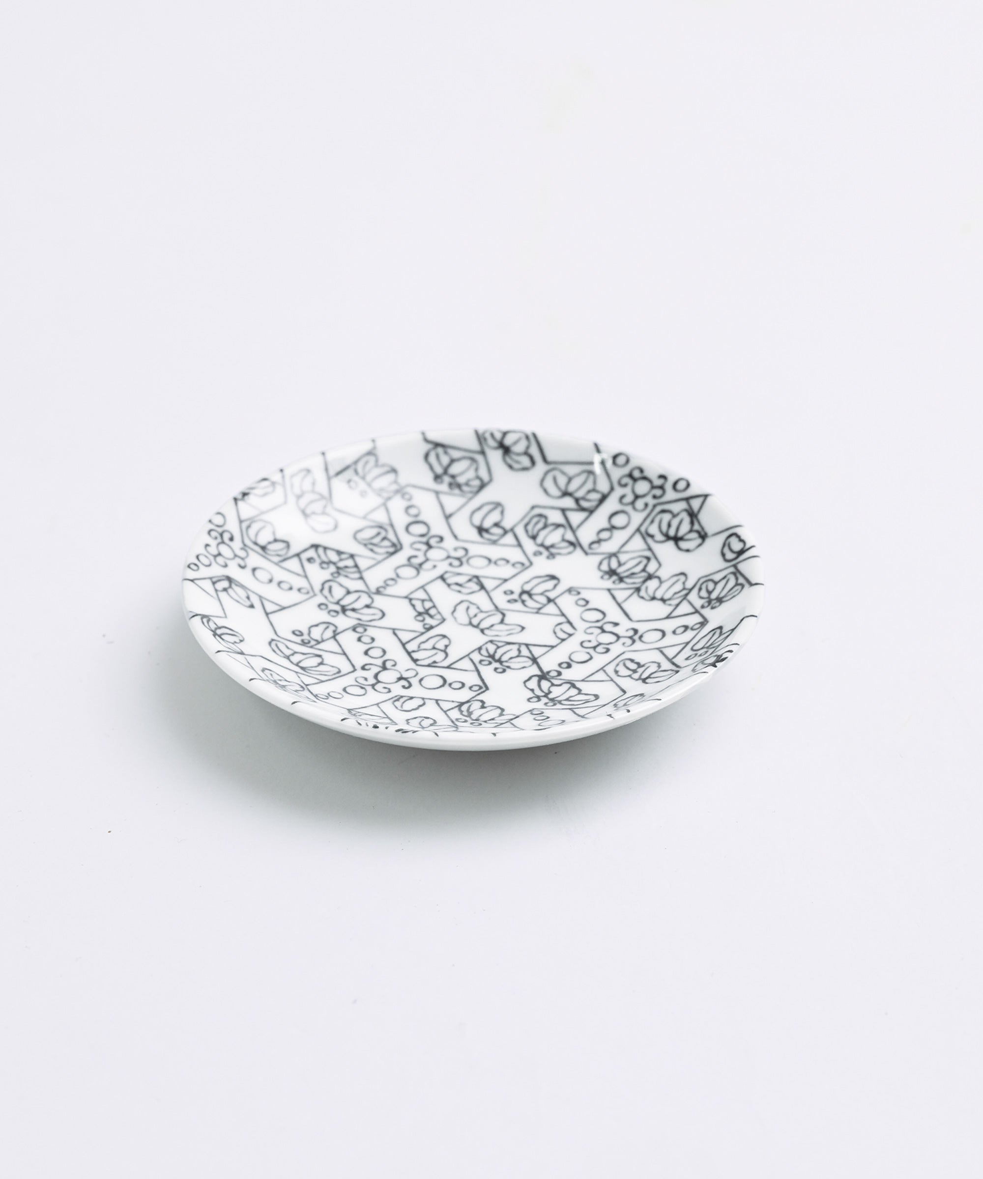 瀬貞製陶所】五方唐花 COMMON 小皿 – BASIC AND ACCENT ONLINE STORE